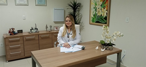 A médica responsável pelo Ambulatório de Oncologia da Santa Casa, Dra. Julia Cordeiro, explicou sobre a doença (Foto: Santa Casa de Votuporanga)