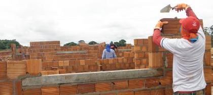 Prefeitura inaugura casas no aniversário da cidade