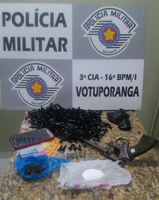 A Polícia Militar de Votuporanga prendeu um homem com arma, drogas e munições no bairro Belo Horizonte (Foto: Divulgação/Polícia Militar)