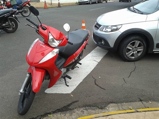 Motociclista é lançada ao solo após colisão traseira em esquina