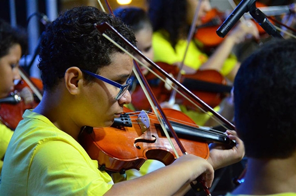 Alunos do projeto Guri se apresentam na Concha 