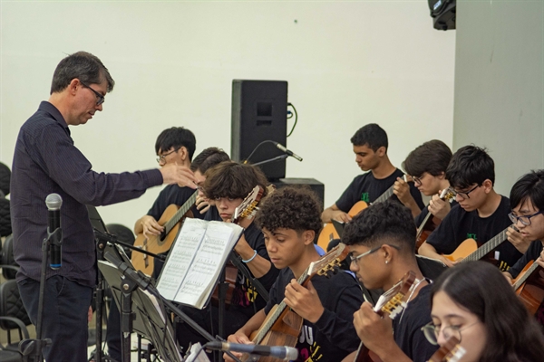 De crianças a partir de 6 anos até adultos, qualquer um pode aprender um instrumento. Foto: Projeto Guri /Yago Monteiro
