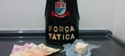 Força Tática prende traficante próximo a escola