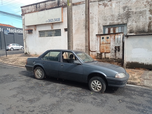 Veículos abandonados, mesmo em locais regulares, podem causar acidentes de trânsito (Foto: Prefeitura de Votuporanga)