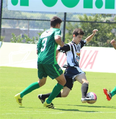 Cavinho: Victor Pansani (com a bola) fez o gol da vitória da Votuporanguense (Foto: Facebook)