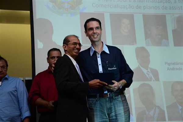 Rolandinho Nogueira recebe homenagem e tem contribuição reconhecida   