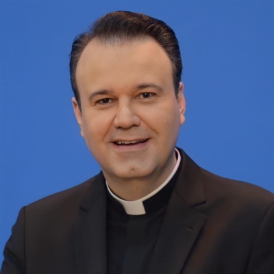 O padre Márcio Tadeu celebra a missa do Dia de Finados no Cemitério Municipal  (Foto: Arquivo Pessoal)