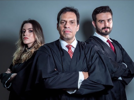 A defesa do acusado é comandada pelo advogado Roberto Almeida, João Carlos Zanin e Maria Letícia Martins  (Foto: Divulgação)