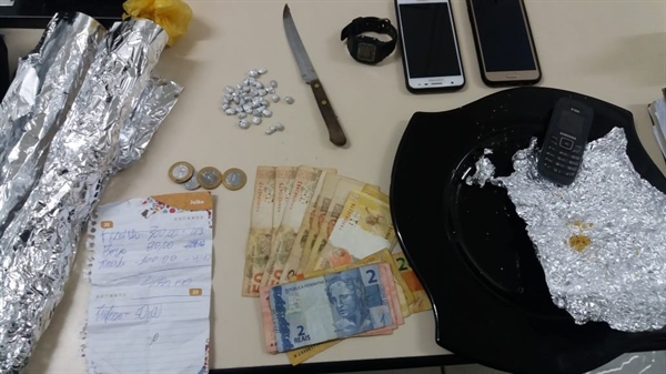 Drogas e objetos apreendidos pela Polícia Militar de Cardoso na casa (Foto: Divulgação/Polícia Militar)