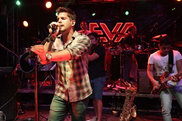 Eva e Molejo fazem grande show no Carnaval de Votuporanga