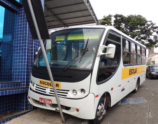 Micro-ônibus sem freio sobe na calçada na rua Padre Izidoro