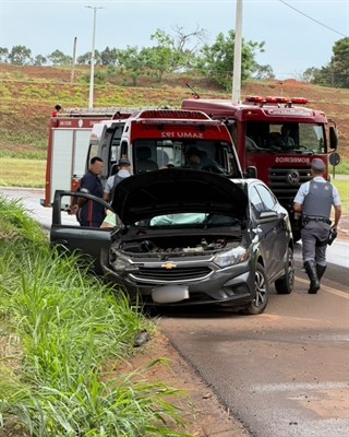 O carro foi desvirado por pessoas que passaram pelo local    Foto: A Cidade