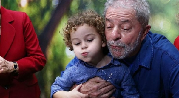 Lula em seu aniversário de 70 anos com o neto (Foto:Arthur Araújo Divulgação)