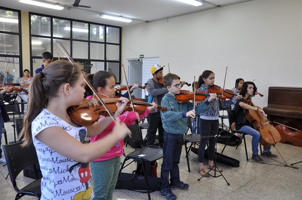 Não é preciso que o aluno tenha conhecimento musical prévio, nem possua instrumento próprio (Foto: Divulgação/Prefeitura de Votuporanga)