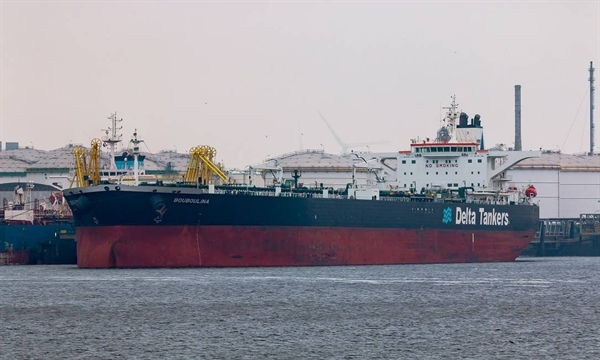 O navio Bouboulina, da empresa grega Delta Tankers, é apontado pela Polícia Federal como causa do derrame de óleo no Nordeste Foto: Reprodução