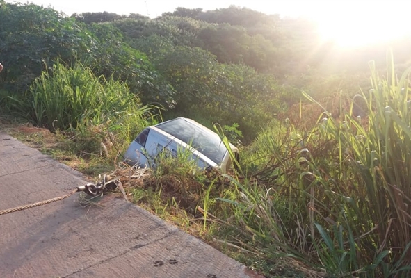 O veículo foi retirado do local com o auxilio de um guincho da cidade (Foto: A Cidade)