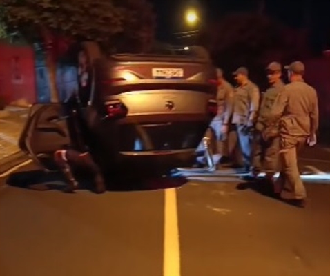 A vítima capotou com seu carro ao colidir lateralmente com outro veículo e precisou do auxílio de unidades de resgate (Foto: Redes sociais)