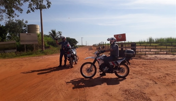 O homem baleado foi socorrido e levado para a Santa Casa de Araçatuba (Foto: SBT Interior)