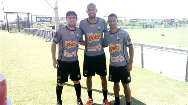 Jairo, Felipe e Cleidson em treinamento físico na manhã de ontem; atletas ainda não sabem se poderão jogar sábado (Foto: A Cidade)