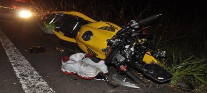 Colisão entre moto e trator mata jovem de 20 anos