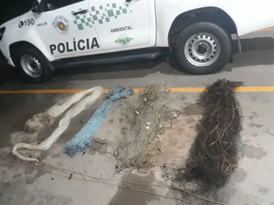 Os pescadores estavam com três redes – que, juntas, somavam 150 metros – e uma tarrafa, mas ainda não tinham capturado peixes quando ocorreu o flagrante (Foto: Divulgação/Polícia Ambiental)