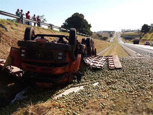 Caminhão carregado com laranja tombou na rodovia de Votuporanga — Foto: Arquivo Pessoal