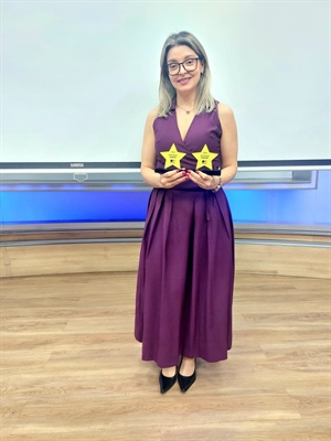 Marcelaine, diretora da URE de Votuporanga, recebendo os prêmios em nome de todos os funcionários. Foto: Unidade Regional de Ensino