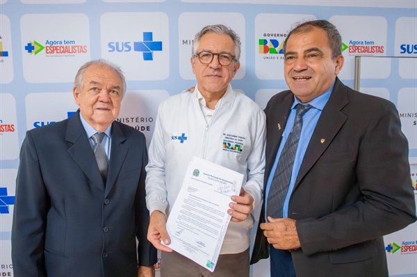 O ministro da Saúde, Alexandre Padilha, ao centro, mostra o ofício recebido das mãos dos vereadores Wartão e Vilmar. Então responda: “Quem trouxe a carreta do SUS para exames de mulheres para Votuporanga?” (Foto: Arquivo Pessoal)