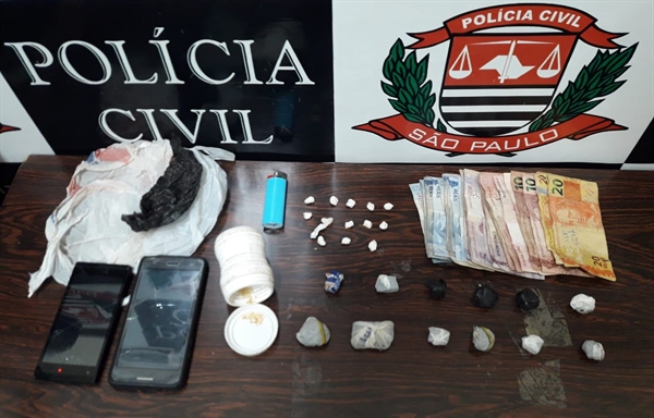 Os policiais apreenderam porções de maconha e crack, além de dinheiro e celulares (Foto: Divulgação/Dise)