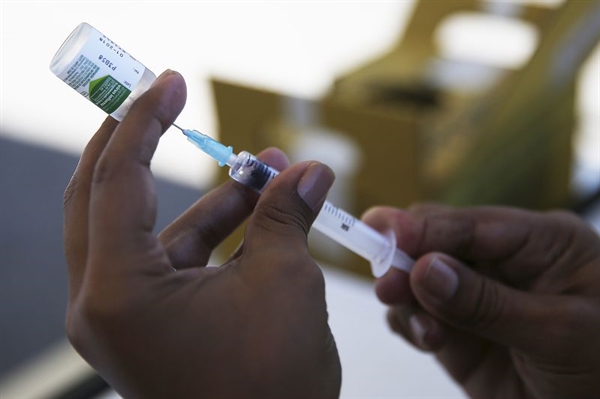 As doses são gratuitas e estão disponíveis em todas as unidades de saúde do município (Foto: Agência Brasil)