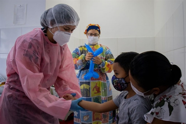 Participantes do Estudo MINA realizam acompanhamento de criança em Cruzeiro do Sul, no Acre – grupo passa por avaliações de saúde desde o nascimento, em 2015 e 2016 (Foto: Bárbara Prado/USP)