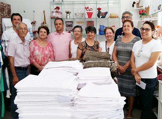 Bazar do Bem faz doação  de lençóis e cobertores para Santa Casa