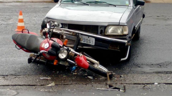 Motociclista de 21 anos se fere em colisão com carro 
