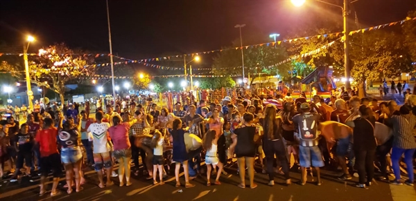 Houve música ao vivo, decoração e brinquedos infláveis para as crianças, que puderam se divertir a noite toda, durante o evento (Foto: Prefeitura de Votuporanga)