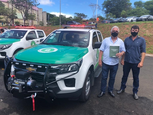 O prefeito Oclair Bento e o vereador Leandro Barão (PSDB), presidente da Associação dos Produtores Rurais, receberam as chaves do veículo (Foto: Divulgação)