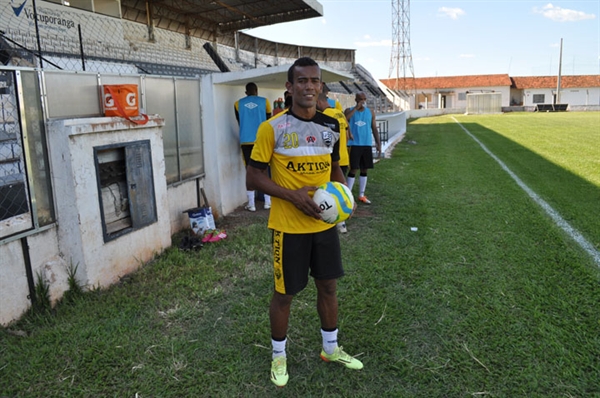 Romário quer voltar a balançar as redes hoje, dia do seu aniversário, contra o Grêmio Catanduvense