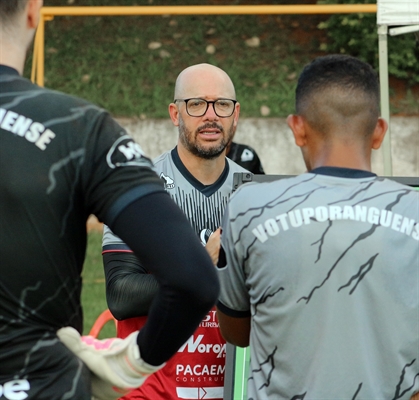 Técnico Rogério Corrêa em treinamento da Votuporanguense, que volta a jogar na tarde de amanhã (Foto: Rafa Bento/CAV)