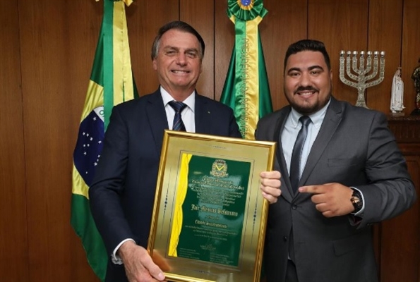 O presidente Jair Bolsonaro agora é Cidadão Santa-fé-sulense e recebeu o título de Murilo Basi, autor do projeto (Foto: Redes sociais)