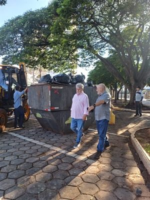 O prefeito esteve na Praça acompanhado do superintendente da Saev, Luciano Passoni, e determinou a adoção de medidas urgentes (Foto: Prefeitura de Votuporanga)