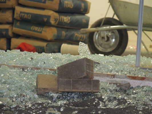 Homem em fúria destrói vidraças a tijoladas