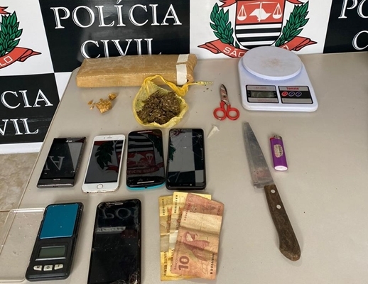 Polícia apreendeu mais um 'tijolo' de maconha, dessa vez acompanhado de uma pedra bruta de crack, em Macaubal; dupla foi autuada em flagrante pelo delegado (Foto: Divulgação/Polícia Civil)