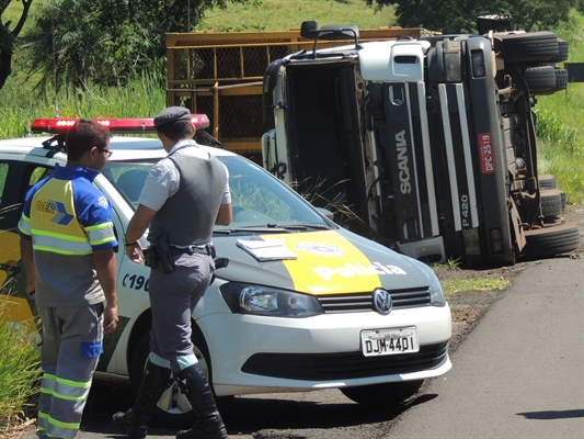 Carreta tomba na rodovia