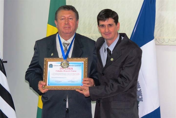 Paulo Caldeira recebe a honraria de Claudionor Chichetto