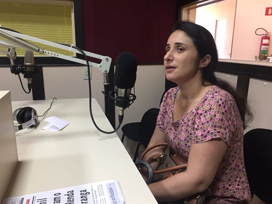 A enfermeira responsável pelo Setor de Imunização da Secretaria Municipal da Saúde, Danielle Fortili, esteve na Cidade FM (Foto: A Cidade)