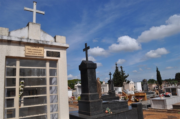  Um dos túmulos mais visitados é o de Frei Arnaldo