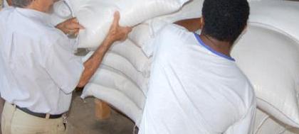 Entidades recebem 2 toneladas de açúcar