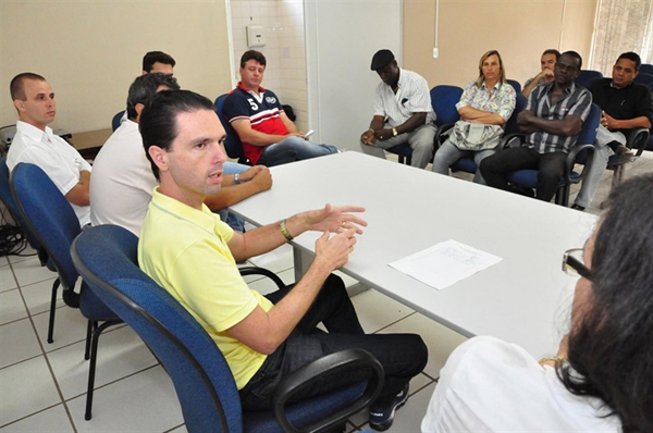 Taxistas credenciados e estacionamentos receberão identificação 