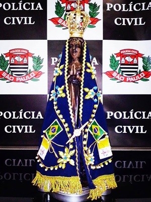 Imagem de Nossa Senhora Aparecida furtada é encontrada em 'altar' de bar