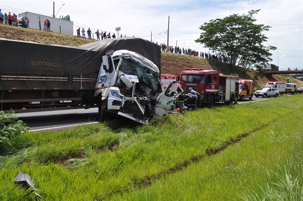 Acidente ocorreu na rodovia Euclides da Cunha, próximo da Havan (Foto: A Cidade)