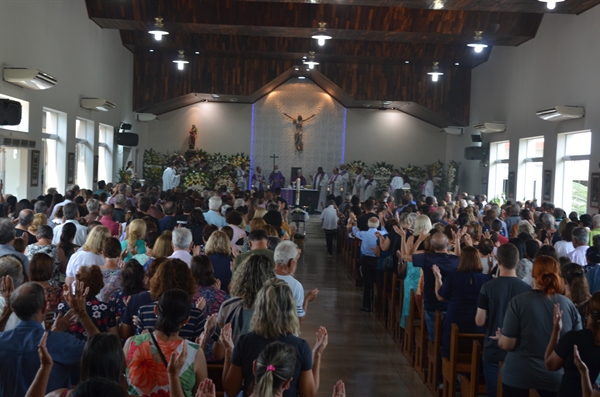 Centenas de pessoas, dentre fieis, amigos padres e bispos participaram do adeus a padre Silvio na Paróquia Santa Luzia na quarta-feira (8) (Foto: A Cidade)